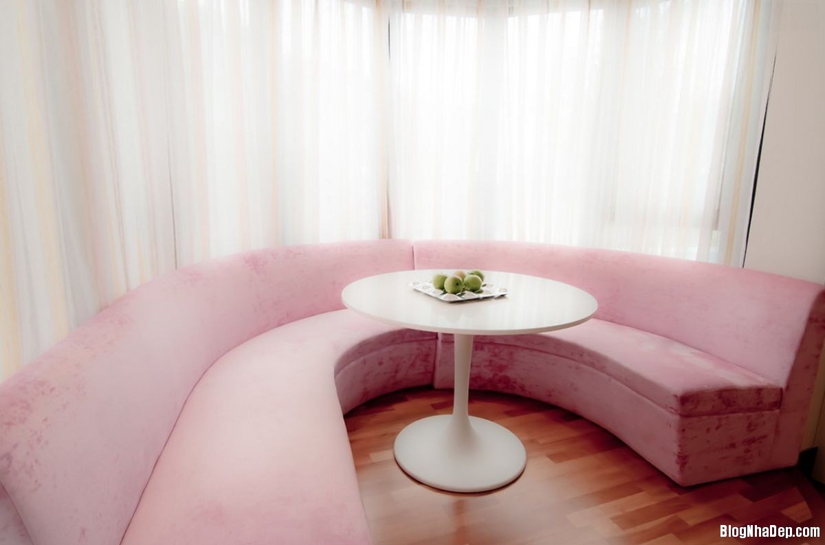 13 Phòng khách ấn tượng với những bộ sofa màu hồng